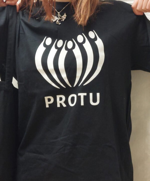 Protu t-paita isolla logolla